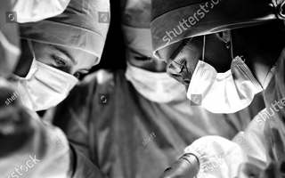 Team von Operateuren und Operateurinnen operiert gemeinsam bei einer OP im Krankenhaus.