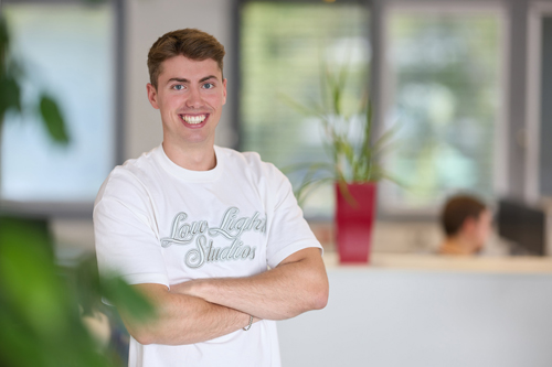 Portrait eines Bachelor-Studenten für Informatik in der Fachrichtung Informationstechnik.