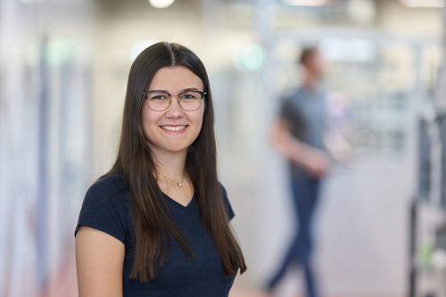 Portrait einer Bachelor-Studentin für Wirtschaftsingenieurwesen in der Fachrichtung Elektrotechnik.